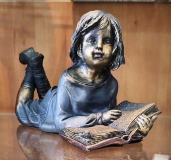 21153990 escultura em resina menina leitora bronze 30x17 cm