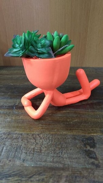 ROY MINI-07 MINI ROY DEITADO RESINA LARANJA