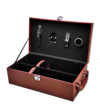 SXP539-1B KIT VINHO EM METAL: MALETA EM COURO SINT. PVC COR MARROM P/2 GARRAFAS DE VINHO, 1 SACA-ROL