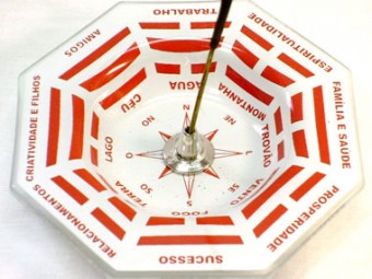 19-1164 Incensario Vertical Bagua Vermelho 12cm