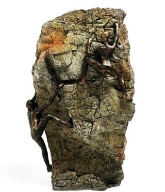 21834 ESCULTURA PO DE PEDRA COM 2 ESCALADORES