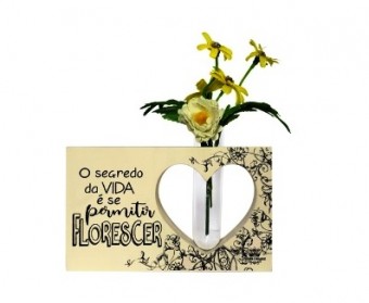 P19090 PLACA DE MESA VAZADA CRU COM TUBETE E FLORES O SEGREDO DA VIDA Ã SE PERMITIR...FLORAL SALMÃ